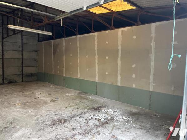 2 GRANDS GARAGES ou ENTREPOTS, l'un de 90m2 libre, l'autre même surface occupé pour un loyer de 519€