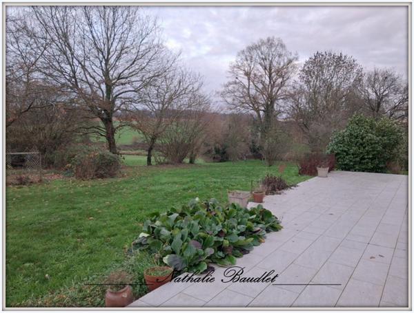 Saint-Symphorien (72240) Pavillon plain-pied sur 2731 m² de terrain avec dépendance.