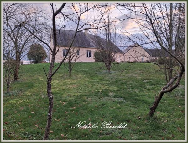 Saint-Symphorien (72240) Pavillon plain-pied sur 2731 m² de terrain avec dépendance.