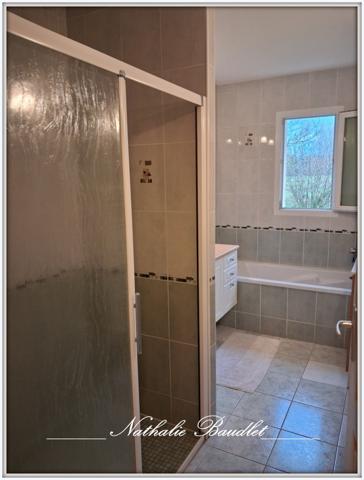 Saint-Symphorien (72240) Pavillon plain-pied sur 2731 m² de terrain avec dépendance.