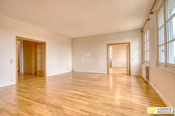 Versailles Glatigny Appartement d'exception 6 pièces duplex 184.40 m² situé au 1er et dernier étage d'une propriété divisée. En dépendance: 2 caves, chambre de service, jardin arboré et place de parking 1 620 000 € **  - Référence  28208