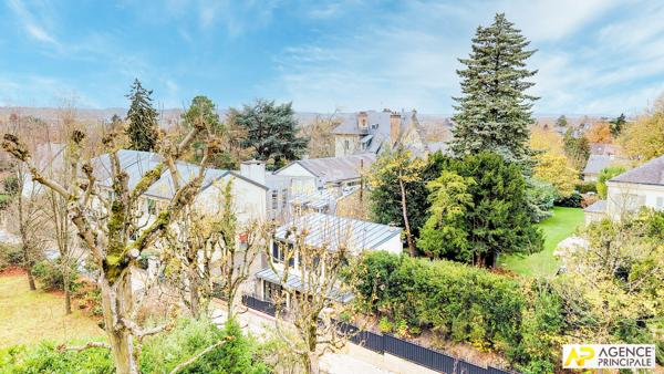Versailles Glatigny Appartement d'exception 6 pièces duplex 184.40 m² situé au 1er et dernier étage d'une propriété divisée. En dépendance: 2 caves, chambre de service, jardin arboré et place de parking 1 620 000 € **  - Référence  28208