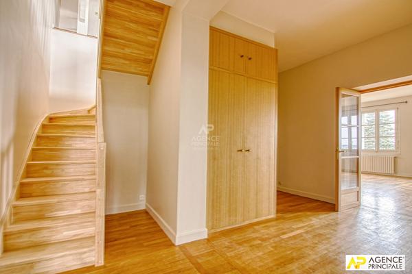 Versailles Glatigny Appartement d'exception 6 pièces duplex 184.40 m² situé au 1er et dernier étage d'une propriété divisée. En dépendance: 2 caves, chambre de service, jardin arboré et place de parking 1 620 000 € **  - Référence  28208