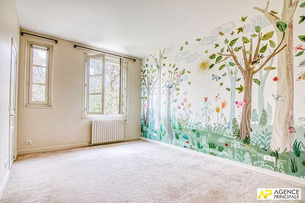 Versailles Glatigny Appartement d'exception 6 pièces duplex 184.40 m² situé au 1er et dernier étage d'une propriété divisée. En dépendance: 2 caves, chambre de service, jardin arboré et place de parking 1 620 000 € **  - Référence  28208