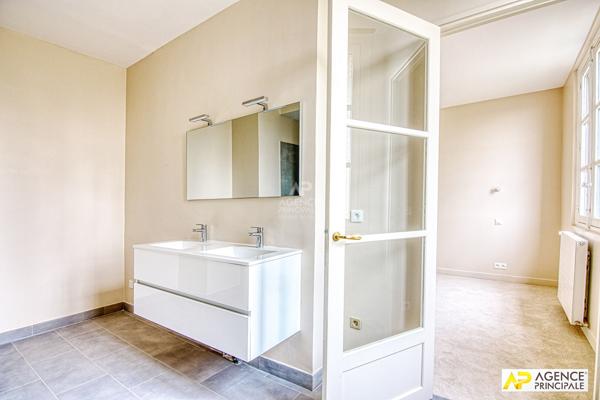 Versailles Glatigny Appartement d'exception 6 pièces duplex 184.40 m² situé au 1er et dernier étage d'une propriété divisée. En dépendance: 2 caves, chambre de service, jardin arboré et place de parking 1 620 000 € **  - Référence  28208