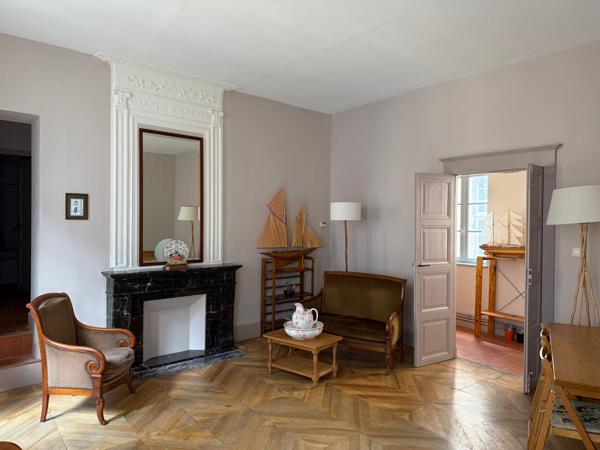 Élégant appartement traversant dans un immeuble historique