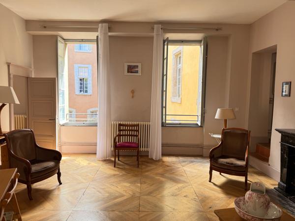 Élégant appartement traversant dans un immeuble historique