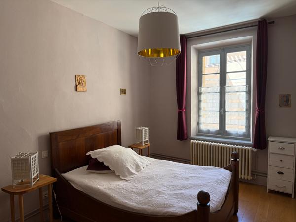 Élégant appartement traversant dans un immeuble historique