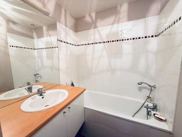 Élégant appartement traversant dans un immeuble historique