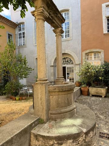 Élégant appartement traversant dans un immeuble historique