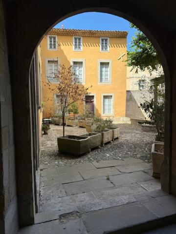 Élégant appartement traversant dans un immeuble historique