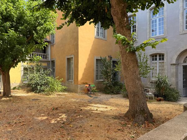 Élégant appartement traversant dans un immeuble historique