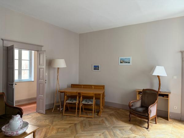 Élégant appartement traversant dans un immeuble historique