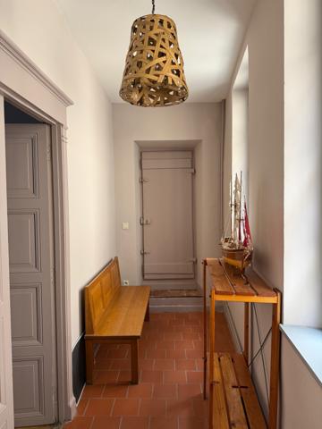 Élégant appartement traversant dans un immeuble historique