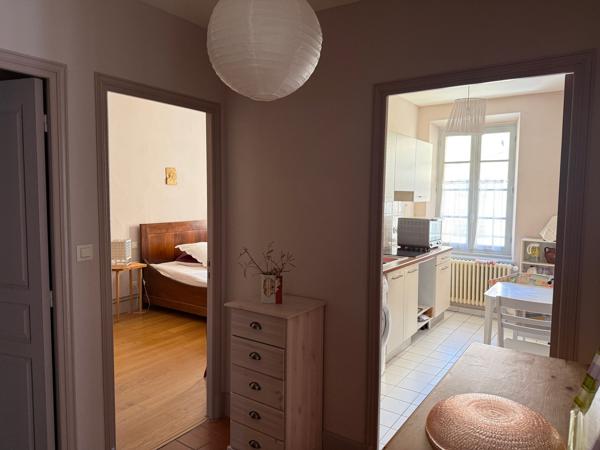 Élégant appartement traversant dans un immeuble historique