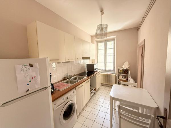 Élégant appartement traversant dans un immeuble historique