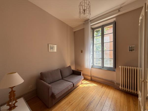 Élégant appartement traversant dans un immeuble historique