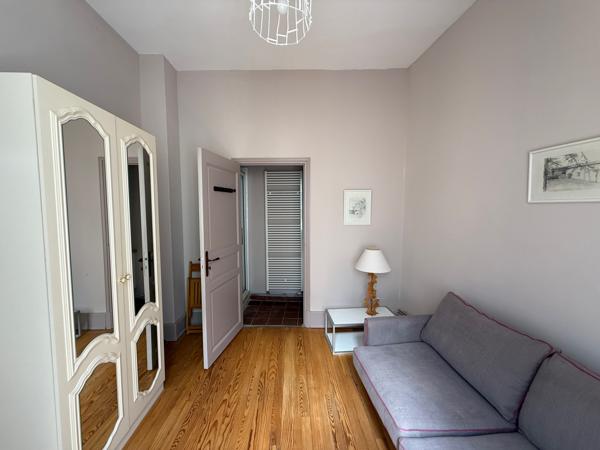 Élégant appartement traversant dans un immeuble historique