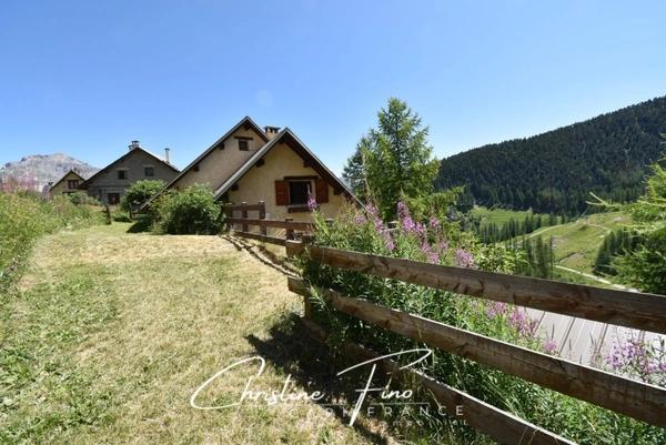 SERRE CHEVALIER - CHALET D'ALPAGE AU COEUR DU DOMAINE SKIABLE