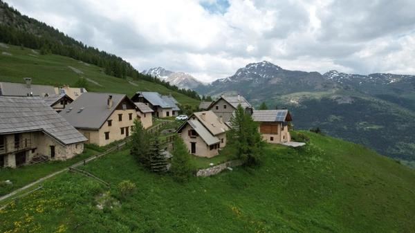 SERRE CHEVALIER - CHALET D'ALPAGE AU COEUR DU DOMAINE SKIABLE