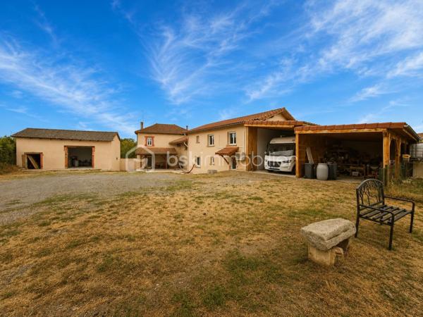 Certaines maisons se visitent… d'autres se vivent.

Celles où l'on imagine déjà les repas en famille sur la terrasse, les enfants jouer librement dans le jardin, les soirées d'été entre amis ou tout simplement le plaisir de rentrer chez soi, dans un environnement où le calme règne en maître.

Cette propriété fait partie de ces lieux.

Située au cœur du village de Bussy Albieux, son accès s'effectue pourtant par l'arrière de la propriété, à l'écart de la route principale, offrant une véritable sensation de campagne, sans vis-à-vis. Un cadre de vie rare où intimité, tranquillité et grands espaces se conjuguent parfaitement.

Développant environ 195 m² habitables, cette maison entièrement rénovée séduira aussi bien une grande famille qu'un artisan, un indépendant ou toute personne recherchant de beaux volumes et un bien capable de s'adapter à de nombreux projets de vie.

Dès l'entrée, vous découvrirez une agréable pièce de vie d'environ 37 m², réunissant cuisine et séjour dans une ambiance chaleureuse et conviviale. Véritable cœur de la maison, cet espace invite naturellement aux repas du quotidien comme aux grands moments de partage.

Le rez-de-chaussée se compose également d'un salon indépendant, d'une salle à manger, d'une salle de bains ainsi que d'une vaste buanderie avec accès direct sur l'extérieur, apportant un véritable confort d'utilisation au quotidien.

À l'étage, chacun trouvera facilement sa place grâce aux quatre chambres, complétées par une salle d'eau et une grande pièce centrale particulièrement appréciable et pouvant servir de salle de jeux, bureau, bibliothèque, salle de sport, espace détente ou atelier créatif… cette pièce évoluera selon vos envies et accompagnera naturellement votre mode de vie au fil des années.

Cette propriété a bénéficié d'une rénovation complète lui permettant aujourd'hui d'offrir un excellent niveau de confort alliant isolation performante, menuiseries PVC double vitrage, pompe à chaleur air/air réversible avec climatisation pour les journées estivales… tout a été pensé pour proposer une maison confortable, économe en énergie et immédiatement habitable.

Le résultat parle de lui-même avec une excellente performance énergétique :
DPE : B
GES : A

Une classification devenue rare pour une maison de cette superficie, garantissant confort thermique, maîtrise des consommations et sérénité pour les années à venir.

Seuls quelques rafraîchissements décoratifs dans certaines chambres permettront aux futurs propriétaires de personnaliser les lieux selon leurs goûts.

Édifiée sur une parcelle de 3 147 m², cette propriété offre un cadre de vie privilégié où chacun pourra imaginer ses futurs projets.

Le terrain laisse libre cours à toutes vos envies : jardin paysager, potager, espace de jeux pour les enfants, piscine ou simplement le plaisir de profiter d'un extérieur généreux dans un environnement où le calme est roi.

Les nombreuses dépendances constituent un véritable atout :
✔ bâtiment indépendant d'environ 56 m² ;
✔ cave 
✔ abri voiture 
✔ abri camping-car.

Ces espaces séduiront aussi bien les artisans, les collectionneurs, les passionnés de bricolage, les propriétaires de camping-car ou tout simplement les acquéreurs souhaitant bénéficier d'importantes capacités de stockage.

Il est aujourd'hui rare de trouver une propriété offrant près de 195 m² habitables, une rénovation complète, une excellente performance énergétique, de nombreuses dépendances, un vaste terrain et un environnement aussi paisible.

Que vous recherchiez une grande maison familiale, un lieu où développer votre activité ou simplement un cadre de vie où espace, confort et sérénité se conjuguent au quotidien, cette propriété saura répondre à vos attentes. Une visite suffira peut-être à transformer un simple coup d'œil… en véritable coup de cœur.