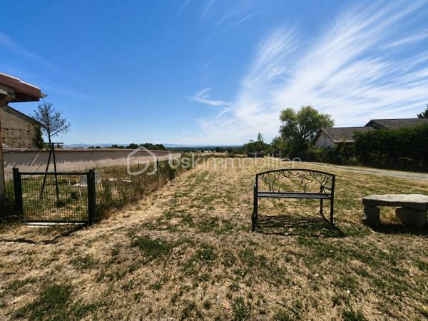 Certaines maisons se visitent… d'autres se vivent.

Celles où l'on imagine déjà les repas en famille sur la terrasse, les enfants jouer librement dans le jardin, les soirées d'été entre amis ou tout simplement le plaisir de rentrer chez soi, dans un environnement où le calme règne en maître.

Cette propriété fait partie de ces lieux.

Située au cœur du village de Bussy Albieux, son accès s'effectue pourtant par l'arrière de la propriété, à l'écart de la route principale, offrant une véritable sensation de campagne, sans vis-à-vis. Un cadre de vie rare où intimité, tranquillité et grands espaces se conjuguent parfaitement.

Développant environ 195 m² habitables, cette maison entièrement rénovée séduira aussi bien une grande famille qu'un artisan, un indépendant ou toute personne recherchant de beaux volumes et un bien capable de s'adapter à de nombreux projets de vie.

Dès l'entrée, vous découvrirez une agréable pièce de vie d'environ 37 m², réunissant cuisine et séjour dans une ambiance chaleureuse et conviviale. Véritable cœur de la maison, cet espace invite naturellement aux repas du quotidien comme aux grands moments de partage.

Le rez-de-chaussée se compose également d'un salon indépendant, d'une salle à manger, d'une salle de bains ainsi que d'une vaste buanderie avec accès direct sur l'extérieur, apportant un véritable confort d'utilisation au quotidien.

À l'étage, chacun trouvera facilement sa place grâce aux quatre chambres, complétées par une salle d'eau et une grande pièce centrale particulièrement appréciable et pouvant servir de salle de jeux, bureau, bibliothèque, salle de sport, espace détente ou atelier créatif… cette pièce évoluera selon vos envies et accompagnera naturellement votre mode de vie au fil des années.

Cette propriété a bénéficié d'une rénovation complète lui permettant aujourd'hui d'offrir un excellent niveau de confort alliant isolation performante, menuiseries PVC double vitrage, pompe à chaleur air/air réversible avec climatisation pour les journées estivales… tout a été pensé pour proposer une maison confortable, économe en énergie et immédiatement habitable.

Le résultat parle de lui-même avec une excellente performance énergétique :
DPE : B
GES : A

Une classification devenue rare pour une maison de cette superficie, garantissant confort thermique, maîtrise des consommations et sérénité pour les années à venir.

Seuls quelques rafraîchissements décoratifs dans certaines chambres permettront aux futurs propriétaires de personnaliser les lieux selon leurs goûts.

Édifiée sur une parcelle de 3 147 m², cette propriété offre un cadre de vie privilégié où chacun pourra imaginer ses futurs projets.

Le terrain laisse libre cours à toutes vos envies : jardin paysager, potager, espace de jeux pour les enfants, piscine ou simplement le plaisir de profiter d'un extérieur généreux dans un environnement où le calme est roi.

Les nombreuses dépendances constituent un véritable atout :
✔ bâtiment indépendant d'environ 56 m² ;
✔ cave 
✔ abri voiture 
✔ abri camping-car.

Ces espaces séduiront aussi bien les artisans, les collectionneurs, les passionnés de bricolage, les propriétaires de camping-car ou tout simplement les acquéreurs souhaitant bénéficier d'importantes capacités de stockage.

Il est aujourd'hui rare de trouver une propriété offrant près de 195 m² habitables, une rénovation complète, une excellente performance énergétique, de nombreuses dépendances, un vaste terrain et un environnement aussi paisible.

Que vous recherchiez une grande maison familiale, un lieu où développer votre activité ou simplement un cadre de vie où espace, confort et sérénité se conjuguent au quotidien, cette propriété saura répondre à vos attentes. Une visite suffira peut-être à transformer un simple coup d'œil… en véritable coup de cœur.