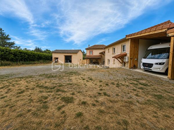 Certaines maisons se visitent… d'autres se vivent.

Celles où l'on imagine déjà les repas en famille sur la terrasse, les enfants jouer librement dans le jardin, les soirées d'été entre amis ou tout simplement le plaisir de rentrer chez soi, dans un environnement où le calme règne en maître.

Cette propriété fait partie de ces lieux.

Située au cœur du village de Bussy Albieux, son accès s'effectue pourtant par l'arrière de la propriété, à l'écart de la route principale, offrant une véritable sensation de campagne, sans vis-à-vis. Un cadre de vie rare où intimité, tranquillité et grands espaces se conjuguent parfaitement.

Développant environ 195 m² habitables, cette maison entièrement rénovée séduira aussi bien une grande famille qu'un artisan, un indépendant ou toute personne recherchant de beaux volumes et un bien capable de s'adapter à de nombreux projets de vie.

Dès l'entrée, vous découvrirez une agréable pièce de vie d'environ 37 m², réunissant cuisine et séjour dans une ambiance chaleureuse et conviviale. Véritable cœur de la maison, cet espace invite naturellement aux repas du quotidien comme aux grands moments de partage.

Le rez-de-chaussée se compose également d'un salon indépendant, d'une salle à manger, d'une salle de bains ainsi que d'une vaste buanderie avec accès direct sur l'extérieur, apportant un véritable confort d'utilisation au quotidien.

À l'étage, chacun trouvera facilement sa place grâce aux quatre chambres, complétées par une salle d'eau et une grande pièce centrale particulièrement appréciable et pouvant servir de salle de jeux, bureau, bibliothèque, salle de sport, espace détente ou atelier créatif… cette pièce évoluera selon vos envies et accompagnera naturellement votre mode de vie au fil des années.

Cette propriété a bénéficié d'une rénovation complète lui permettant aujourd'hui d'offrir un excellent niveau de confort alliant isolation performante, menuiseries PVC double vitrage, pompe à chaleur air/air réversible avec climatisation pour les journées estivales… tout a été pensé pour proposer une maison confortable, économe en énergie et immédiatement habitable.

Le résultat parle de lui-même avec une excellente performance énergétique :
DPE : B
GES : A

Une classification devenue rare pour une maison de cette superficie, garantissant confort thermique, maîtrise des consommations et sérénité pour les années à venir.

Seuls quelques rafraîchissements décoratifs dans certaines chambres permettront aux futurs propriétaires de personnaliser les lieux selon leurs goûts.

Édifiée sur une parcelle de 3 147 m², cette propriété offre un cadre de vie privilégié où chacun pourra imaginer ses futurs projets.

Le terrain laisse libre cours à toutes vos envies : jardin paysager, potager, espace de jeux pour les enfants, piscine ou simplement le plaisir de profiter d'un extérieur généreux dans un environnement où le calme est roi.

Les nombreuses dépendances constituent un véritable atout :
✔ bâtiment indépendant d'environ 56 m² ;
✔ cave 
✔ abri voiture 
✔ abri camping-car.

Ces espaces séduiront aussi bien les artisans, les collectionneurs, les passionnés de bricolage, les propriétaires de camping-car ou tout simplement les acquéreurs souhaitant bénéficier d'importantes capacités de stockage.

Il est aujourd'hui rare de trouver une propriété offrant près de 195 m² habitables, une rénovation complète, une excellente performance énergétique, de nombreuses dépendances, un vaste terrain et un environnement aussi paisible.

Que vous recherchiez une grande maison familiale, un lieu où développer votre activité ou simplement un cadre de vie où espace, confort et sérénité se conjuguent au quotidien, cette propriété saura répondre à vos attentes. Une visite suffira peut-être à transformer un simple coup d'œil… en véritable coup de cœur.