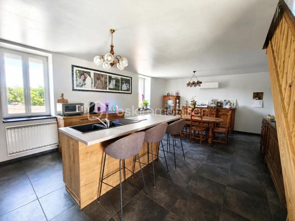 Certaines maisons se visitent… d'autres se vivent.

Celles où l'on imagine déjà les repas en famille sur la terrasse, les enfants jouer librement dans le jardin, les soirées d'été entre amis ou tout simplement le plaisir de rentrer chez soi, dans un environnement où le calme règne en maître.

Cette propriété fait partie de ces lieux.

Située au cœur du village de Bussy Albieux, son accès s'effectue pourtant par l'arrière de la propriété, à l'écart de la route principale, offrant une véritable sensation de campagne, sans vis-à-vis. Un cadre de vie rare où intimité, tranquillité et grands espaces se conjuguent parfaitement.

Développant environ 195 m² habitables, cette maison entièrement rénovée séduira aussi bien une grande famille qu'un artisan, un indépendant ou toute personne recherchant de beaux volumes et un bien capable de s'adapter à de nombreux projets de vie.

Dès l'entrée, vous découvrirez une agréable pièce de vie d'environ 37 m², réunissant cuisine et séjour dans une ambiance chaleureuse et conviviale. Véritable cœur de la maison, cet espace invite naturellement aux repas du quotidien comme aux grands moments de partage.

Le rez-de-chaussée se compose également d'un salon indépendant, d'une salle à manger, d'une salle de bains ainsi que d'une vaste buanderie avec accès direct sur l'extérieur, apportant un véritable confort d'utilisation au quotidien.

À l'étage, chacun trouvera facilement sa place grâce aux quatre chambres, complétées par une salle d'eau et une grande pièce centrale particulièrement appréciable et pouvant servir de salle de jeux, bureau, bibliothèque, salle de sport, espace détente ou atelier créatif… cette pièce évoluera selon vos envies et accompagnera naturellement votre mode de vie au fil des années.

Cette propriété a bénéficié d'une rénovation complète lui permettant aujourd'hui d'offrir un excellent niveau de confort alliant isolation performante, menuiseries PVC double vitrage, pompe à chaleur air/air réversible avec climatisation pour les journées estivales… tout a été pensé pour proposer une maison confortable, économe en énergie et immédiatement habitable.

Le résultat parle de lui-même avec une excellente performance énergétique :
DPE : B
GES : A

Une classification devenue rare pour une maison de cette superficie, garantissant confort thermique, maîtrise des consommations et sérénité pour les années à venir.

Seuls quelques rafraîchissements décoratifs dans certaines chambres permettront aux futurs propriétaires de personnaliser les lieux selon leurs goûts.

Édifiée sur une parcelle de 3 147 m², cette propriété offre un cadre de vie privilégié où chacun pourra imaginer ses futurs projets.

Le terrain laisse libre cours à toutes vos envies : jardin paysager, potager, espace de jeux pour les enfants, piscine ou simplement le plaisir de profiter d'un extérieur généreux dans un environnement où le calme est roi.

Les nombreuses dépendances constituent un véritable atout :
✔ bâtiment indépendant d'environ 56 m² ;
✔ cave 
✔ abri voiture 
✔ abri camping-car.

Ces espaces séduiront aussi bien les artisans, les collectionneurs, les passionnés de bricolage, les propriétaires de camping-car ou tout simplement les acquéreurs souhaitant bénéficier d'importantes capacités de stockage.

Il est aujourd'hui rare de trouver une propriété offrant près de 195 m² habitables, une rénovation complète, une excellente performance énergétique, de nombreuses dépendances, un vaste terrain et un environnement aussi paisible.

Que vous recherchiez une grande maison familiale, un lieu où développer votre activité ou simplement un cadre de vie où espace, confort et sérénité se conjuguent au quotidien, cette propriété saura répondre à vos attentes. Une visite suffira peut-être à transformer un simple coup d'œil… en véritable coup de cœur.