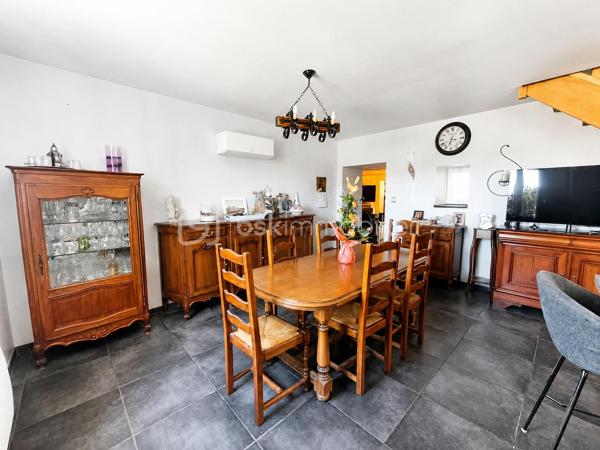Certaines maisons se visitent… d'autres se vivent.

Celles où l'on imagine déjà les repas en famille sur la terrasse, les enfants jouer librement dans le jardin, les soirées d'été entre amis ou tout simplement le plaisir de rentrer chez soi, dans un environnement où le calme règne en maître.

Cette propriété fait partie de ces lieux.

Située au cœur du village de Bussy Albieux, son accès s'effectue pourtant par l'arrière de la propriété, à l'écart de la route principale, offrant une véritable sensation de campagne, sans vis-à-vis. Un cadre de vie rare où intimité, tranquillité et grands espaces se conjuguent parfaitement.

Développant environ 195 m² habitables, cette maison entièrement rénovée séduira aussi bien une grande famille qu'un artisan, un indépendant ou toute personne recherchant de beaux volumes et un bien capable de s'adapter à de nombreux projets de vie.

Dès l'entrée, vous découvrirez une agréable pièce de vie d'environ 37 m², réunissant cuisine et séjour dans une ambiance chaleureuse et conviviale. Véritable cœur de la maison, cet espace invite naturellement aux repas du quotidien comme aux grands moments de partage.

Le rez-de-chaussée se compose également d'un salon indépendant, d'une salle à manger, d'une salle de bains ainsi que d'une vaste buanderie avec accès direct sur l'extérieur, apportant un véritable confort d'utilisation au quotidien.

À l'étage, chacun trouvera facilement sa place grâce aux quatre chambres, complétées par une salle d'eau et une grande pièce centrale particulièrement appréciable et pouvant servir de salle de jeux, bureau, bibliothèque, salle de sport, espace détente ou atelier créatif… cette pièce évoluera selon vos envies et accompagnera naturellement votre mode de vie au fil des années.

Cette propriété a bénéficié d'une rénovation complète lui permettant aujourd'hui d'offrir un excellent niveau de confort alliant isolation performante, menuiseries PVC double vitrage, pompe à chaleur air/air réversible avec climatisation pour les journées estivales… tout a été pensé pour proposer une maison confortable, économe en énergie et immédiatement habitable.

Le résultat parle de lui-même avec une excellente performance énergétique :
DPE : B
GES : A

Une classification devenue rare pour une maison de cette superficie, garantissant confort thermique, maîtrise des consommations et sérénité pour les années à venir.

Seuls quelques rafraîchissements décoratifs dans certaines chambres permettront aux futurs propriétaires de personnaliser les lieux selon leurs goûts.

Édifiée sur une parcelle de 3 147 m², cette propriété offre un cadre de vie privilégié où chacun pourra imaginer ses futurs projets.

Le terrain laisse libre cours à toutes vos envies : jardin paysager, potager, espace de jeux pour les enfants, piscine ou simplement le plaisir de profiter d'un extérieur généreux dans un environnement où le calme est roi.

Les nombreuses dépendances constituent un véritable atout :
✔ bâtiment indépendant d'environ 56 m² ;
✔ cave 
✔ abri voiture 
✔ abri camping-car.

Ces espaces séduiront aussi bien les artisans, les collectionneurs, les passionnés de bricolage, les propriétaires de camping-car ou tout simplement les acquéreurs souhaitant bénéficier d'importantes capacités de stockage.

Il est aujourd'hui rare de trouver une propriété offrant près de 195 m² habitables, une rénovation complète, une excellente performance énergétique, de nombreuses dépendances, un vaste terrain et un environnement aussi paisible.

Que vous recherchiez une grande maison familiale, un lieu où développer votre activité ou simplement un cadre de vie où espace, confort et sérénité se conjuguent au quotidien, cette propriété saura répondre à vos attentes. Une visite suffira peut-être à transformer un simple coup d'œil… en véritable coup de cœur.