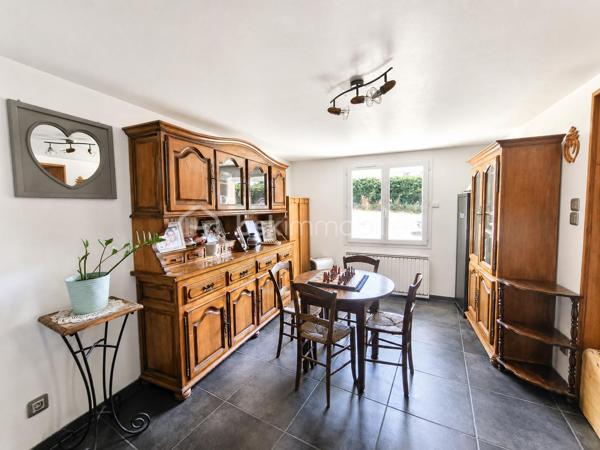 Certaines maisons se visitent… d'autres se vivent.

Celles où l'on imagine déjà les repas en famille sur la terrasse, les enfants jouer librement dans le jardin, les soirées d'été entre amis ou tout simplement le plaisir de rentrer chez soi, dans un environnement où le calme règne en maître.

Cette propriété fait partie de ces lieux.

Située au cœur du village de Bussy Albieux, son accès s'effectue pourtant par l'arrière de la propriété, à l'écart de la route principale, offrant une véritable sensation de campagne, sans vis-à-vis. Un cadre de vie rare où intimité, tranquillité et grands espaces se conjuguent parfaitement.

Développant environ 195 m² habitables, cette maison entièrement rénovée séduira aussi bien une grande famille qu'un artisan, un indépendant ou toute personne recherchant de beaux volumes et un bien capable de s'adapter à de nombreux projets de vie.

Dès l'entrée, vous découvrirez une agréable pièce de vie d'environ 37 m², réunissant cuisine et séjour dans une ambiance chaleureuse et conviviale. Véritable cœur de la maison, cet espace invite naturellement aux repas du quotidien comme aux grands moments de partage.

Le rez-de-chaussée se compose également d'un salon indépendant, d'une salle à manger, d'une salle de bains ainsi que d'une vaste buanderie avec accès direct sur l'extérieur, apportant un véritable confort d'utilisation au quotidien.

À l'étage, chacun trouvera facilement sa place grâce aux quatre chambres, complétées par une salle d'eau et une grande pièce centrale particulièrement appréciable et pouvant servir de salle de jeux, bureau, bibliothèque, salle de sport, espace détente ou atelier créatif… cette pièce évoluera selon vos envies et accompagnera naturellement votre mode de vie au fil des années.

Cette propriété a bénéficié d'une rénovation complète lui permettant aujourd'hui d'offrir un excellent niveau de confort alliant isolation performante, menuiseries PVC double vitrage, pompe à chaleur air/air réversible avec climatisation pour les journées estivales… tout a été pensé pour proposer une maison confortable, économe en énergie et immédiatement habitable.

Le résultat parle de lui-même avec une excellente performance énergétique :
DPE : B
GES : A

Une classification devenue rare pour une maison de cette superficie, garantissant confort thermique, maîtrise des consommations et sérénité pour les années à venir.

Seuls quelques rafraîchissements décoratifs dans certaines chambres permettront aux futurs propriétaires de personnaliser les lieux selon leurs goûts.

Édifiée sur une parcelle de 3 147 m², cette propriété offre un cadre de vie privilégié où chacun pourra imaginer ses futurs projets.

Le terrain laisse libre cours à toutes vos envies : jardin paysager, potager, espace de jeux pour les enfants, piscine ou simplement le plaisir de profiter d'un extérieur généreux dans un environnement où le calme est roi.

Les nombreuses dépendances constituent un véritable atout :
✔ bâtiment indépendant d'environ 56 m² ;
✔ cave 
✔ abri voiture 
✔ abri camping-car.

Ces espaces séduiront aussi bien les artisans, les collectionneurs, les passionnés de bricolage, les propriétaires de camping-car ou tout simplement les acquéreurs souhaitant bénéficier d'importantes capacités de stockage.

Il est aujourd'hui rare de trouver une propriété offrant près de 195 m² habitables, une rénovation complète, une excellente performance énergétique, de nombreuses dépendances, un vaste terrain et un environnement aussi paisible.

Que vous recherchiez une grande maison familiale, un lieu où développer votre activité ou simplement un cadre de vie où espace, confort et sérénité se conjuguent au quotidien, cette propriété saura répondre à vos attentes. Une visite suffira peut-être à transformer un simple coup d'œil… en véritable coup de cœur.