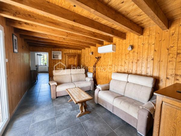 Certaines maisons se visitent… d'autres se vivent.

Celles où l'on imagine déjà les repas en famille sur la terrasse, les enfants jouer librement dans le jardin, les soirées d'été entre amis ou tout simplement le plaisir de rentrer chez soi, dans un environnement où le calme règne en maître.

Cette propriété fait partie de ces lieux.

Située au cœur du village de Bussy Albieux, son accès s'effectue pourtant par l'arrière de la propriété, à l'écart de la route principale, offrant une véritable sensation de campagne, sans vis-à-vis. Un cadre de vie rare où intimité, tranquillité et grands espaces se conjuguent parfaitement.

Développant environ 195 m² habitables, cette maison entièrement rénovée séduira aussi bien une grande famille qu'un artisan, un indépendant ou toute personne recherchant de beaux volumes et un bien capable de s'adapter à de nombreux projets de vie.

Dès l'entrée, vous découvrirez une agréable pièce de vie d'environ 37 m², réunissant cuisine et séjour dans une ambiance chaleureuse et conviviale. Véritable cœur de la maison, cet espace invite naturellement aux repas du quotidien comme aux grands moments de partage.

Le rez-de-chaussée se compose également d'un salon indépendant, d'une salle à manger, d'une salle de bains ainsi que d'une vaste buanderie avec accès direct sur l'extérieur, apportant un véritable confort d'utilisation au quotidien.

À l'étage, chacun trouvera facilement sa place grâce aux quatre chambres, complétées par une salle d'eau et une grande pièce centrale particulièrement appréciable et pouvant servir de salle de jeux, bureau, bibliothèque, salle de sport, espace détente ou atelier créatif… cette pièce évoluera selon vos envies et accompagnera naturellement votre mode de vie au fil des années.

Cette propriété a bénéficié d'une rénovation complète lui permettant aujourd'hui d'offrir un excellent niveau de confort alliant isolation performante, menuiseries PVC double vitrage, pompe à chaleur air/air réversible avec climatisation pour les journées estivales… tout a été pensé pour proposer une maison confortable, économe en énergie et immédiatement habitable.

Le résultat parle de lui-même avec une excellente performance énergétique :
DPE : B
GES : A

Une classification devenue rare pour une maison de cette superficie, garantissant confort thermique, maîtrise des consommations et sérénité pour les années à venir.

Seuls quelques rafraîchissements décoratifs dans certaines chambres permettront aux futurs propriétaires de personnaliser les lieux selon leurs goûts.

Édifiée sur une parcelle de 3 147 m², cette propriété offre un cadre de vie privilégié où chacun pourra imaginer ses futurs projets.

Le terrain laisse libre cours à toutes vos envies : jardin paysager, potager, espace de jeux pour les enfants, piscine ou simplement le plaisir de profiter d'un extérieur généreux dans un environnement où le calme est roi.

Les nombreuses dépendances constituent un véritable atout :
✔ bâtiment indépendant d'environ 56 m² ;
✔ cave 
✔ abri voiture 
✔ abri camping-car.

Ces espaces séduiront aussi bien les artisans, les collectionneurs, les passionnés de bricolage, les propriétaires de camping-car ou tout simplement les acquéreurs souhaitant bénéficier d'importantes capacités de stockage.

Il est aujourd'hui rare de trouver une propriété offrant près de 195 m² habitables, une rénovation complète, une excellente performance énergétique, de nombreuses dépendances, un vaste terrain et un environnement aussi paisible.

Que vous recherchiez une grande maison familiale, un lieu où développer votre activité ou simplement un cadre de vie où espace, confort et sérénité se conjuguent au quotidien, cette propriété saura répondre à vos attentes. Une visite suffira peut-être à transformer un simple coup d'œil… en véritable coup de cœur.