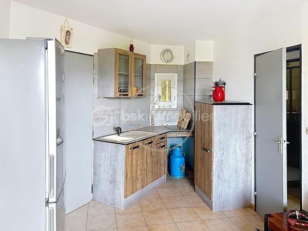 Appartement 2 pièces 28 m² situé dans le très recherché quartier de Tamaris à la Seyne-sur-Mer, à quelques pas du bord du mer et des sentiers forestiers, cet appartement bénéficie d’un cadre de vie privilégié entre mer et nature.

Une terrasse de 20m2 avec vue mer panoramique.

Un emplacement rare qui permet de profiter pleinement du littoral et du calme tout en restant proche des commodités 
Au rez de chaussée sur trois étages d’une petite résidence calme, bien entretenue avec accès sécurisé, ce T2 dispose d’une agréable terrasse de 20 m2 orientée de façon à offrir une vue dégagée sur mer.

Une place de stationnement privative vient compléter cet ensemble, facilitant le quotidien.

Cet appartement de 28 m² se compose d’une pièce de vie lumineuse avec cuisine ouverte donnant accès à la terrasse, d’une chambre, ainsi que d’une salle d’eau et un WC séparé.

L’ensemble propose un agencement fonctionnel avec des prestations actuelles 
Ce bien conviendra aussi bien pour une résidence principale que secondaire, ou encore pour un investissement locatif