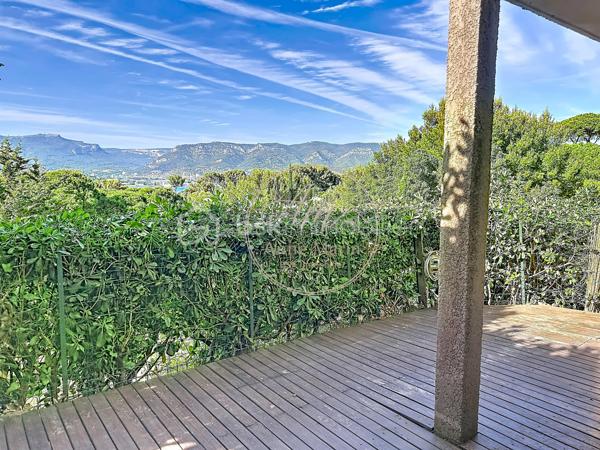 Appartement 2 pièces 28 m² situé dans le très recherché quartier de Tamaris à la Seyne-sur-Mer, à quelques pas du bord du mer et des sentiers forestiers, cet appartement bénéficie d’un cadre de vie privilégié entre mer et nature.

Une terrasse de 20m2 avec vue mer panoramique.

Un emplacement rare qui permet de profiter pleinement du littoral et du calme tout en restant proche des commodités 
Au rez de chaussée sur trois étages d’une petite résidence calme, bien entretenue avec accès sécurisé, ce T2 dispose d’une agréable terrasse de 20 m2 orientée de façon à offrir une vue dégagée sur mer.

Une place de stationnement privative vient compléter cet ensemble, facilitant le quotidien.

Cet appartement de 28 m² se compose d’une pièce de vie lumineuse avec cuisine ouverte donnant accès à la terrasse, d’une chambre, ainsi que d’une salle d’eau et un WC séparé.

L’ensemble propose un agencement fonctionnel avec des prestations actuelles 
Ce bien conviendra aussi bien pour une résidence principale que secondaire, ou encore pour un investissement locatif