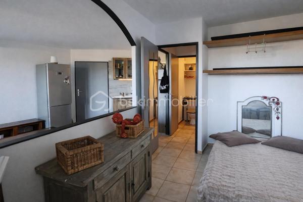 Appartement 2 pièces 28 m² situé dans le très recherché quartier de Tamaris à la Seyne-sur-Mer, à quelques pas du bord du mer et des sentiers forestiers, cet appartement bénéficie d’un cadre de vie privilégié entre mer et nature.

Une terrasse de 20m2 avec vue mer panoramique.

Un emplacement rare qui permet de profiter pleinement du littoral et du calme tout en restant proche des commodités 
Au rez de chaussée sur trois étages d’une petite résidence calme, bien entretenue avec accès sécurisé, ce T2 dispose d’une agréable terrasse de 20 m2 orientée de façon à offrir une vue dégagée sur mer.

Une place de stationnement privative vient compléter cet ensemble, facilitant le quotidien.

Cet appartement de 28 m² se compose d’une pièce de vie lumineuse avec cuisine ouverte donnant accès à la terrasse, d’une chambre, ainsi que d’une salle d’eau et un WC séparé.

L’ensemble propose un agencement fonctionnel avec des prestations actuelles 
Ce bien conviendra aussi bien pour une résidence principale que secondaire, ou encore pour un investissement locatif