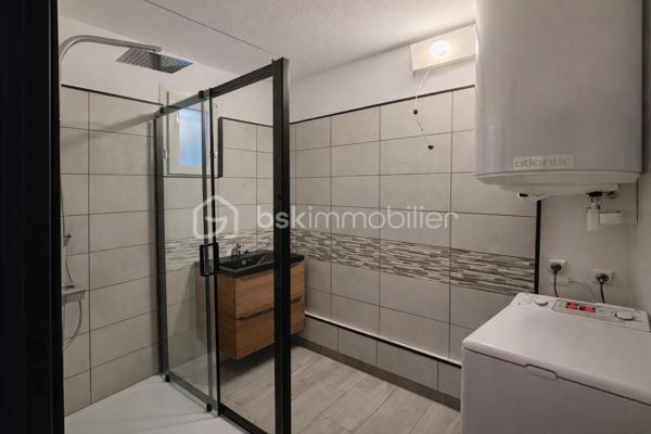 Appartement 2 pièces 28 m² situé dans le très recherché quartier de Tamaris à la Seyne-sur-Mer, à quelques pas du bord du mer et des sentiers forestiers, cet appartement bénéficie d’un cadre de vie privilégié entre mer et nature.

Une terrasse de 20m2 avec vue mer panoramique.

Un emplacement rare qui permet de profiter pleinement du littoral et du calme tout en restant proche des commodités 
Au rez de chaussée sur trois étages d’une petite résidence calme, bien entretenue avec accès sécurisé, ce T2 dispose d’une agréable terrasse de 20 m2 orientée de façon à offrir une vue dégagée sur mer.

Une place de stationnement privative vient compléter cet ensemble, facilitant le quotidien.

Cet appartement de 28 m² se compose d’une pièce de vie lumineuse avec cuisine ouverte donnant accès à la terrasse, d’une chambre, ainsi que d’une salle d’eau et un WC séparé.

L’ensemble propose un agencement fonctionnel avec des prestations actuelles 
Ce bien conviendra aussi bien pour une résidence principale que secondaire, ou encore pour un investissement locatif