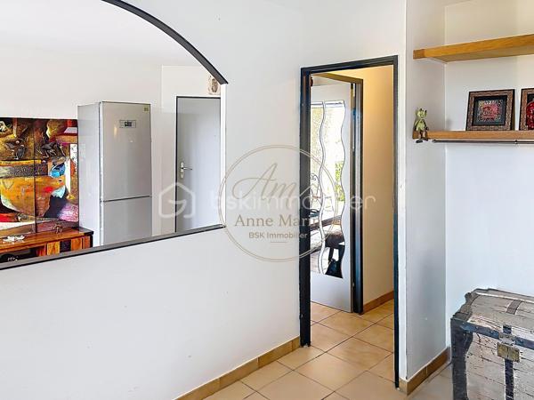 Appartement 2 pièces 28 m² situé dans le très recherché quartier de Tamaris à la Seyne-sur-Mer, à quelques pas du bord du mer et des sentiers forestiers, cet appartement bénéficie d’un cadre de vie privilégié entre mer et nature.

Une terrasse de 20m2 avec vue mer panoramique.

Un emplacement rare qui permet de profiter pleinement du littoral et du calme tout en restant proche des commodités 
Au rez de chaussée sur trois étages d’une petite résidence calme, bien entretenue avec accès sécurisé, ce T2 dispose d’une agréable terrasse de 20 m2 orientée de façon à offrir une vue dégagée sur mer.

Une place de stationnement privative vient compléter cet ensemble, facilitant le quotidien.

Cet appartement de 28 m² se compose d’une pièce de vie lumineuse avec cuisine ouverte donnant accès à la terrasse, d’une chambre, ainsi que d’une salle d’eau et un WC séparé.

L’ensemble propose un agencement fonctionnel avec des prestations actuelles 
Ce bien conviendra aussi bien pour une résidence principale que secondaire, ou encore pour un investissement locatif