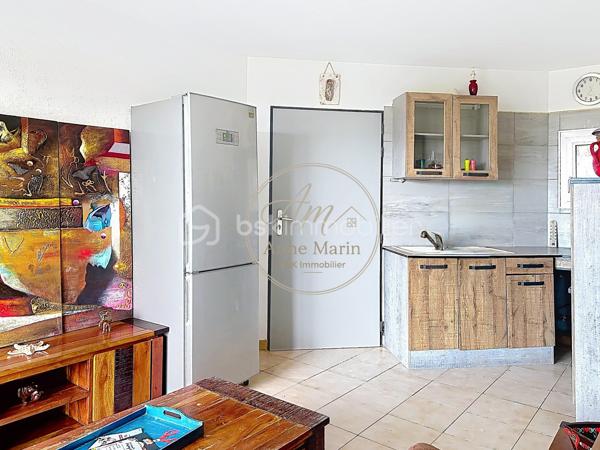 Appartement 2 pièces 28 m² situé dans le très recherché quartier de Tamaris à la Seyne-sur-Mer, à quelques pas du bord du mer et des sentiers forestiers, cet appartement bénéficie d’un cadre de vie privilégié entre mer et nature.

Une terrasse de 20m2 avec vue mer panoramique.

Un emplacement rare qui permet de profiter pleinement du littoral et du calme tout en restant proche des commodités 
Au rez de chaussée sur trois étages d’une petite résidence calme, bien entretenue avec accès sécurisé, ce T2 dispose d’une agréable terrasse de 20 m2 orientée de façon à offrir une vue dégagée sur mer.

Une place de stationnement privative vient compléter cet ensemble, facilitant le quotidien.

Cet appartement de 28 m² se compose d’une pièce de vie lumineuse avec cuisine ouverte donnant accès à la terrasse, d’une chambre, ainsi que d’une salle d’eau et un WC séparé.

L’ensemble propose un agencement fonctionnel avec des prestations actuelles 
Ce bien conviendra aussi bien pour une résidence principale que secondaire, ou encore pour un investissement locatif