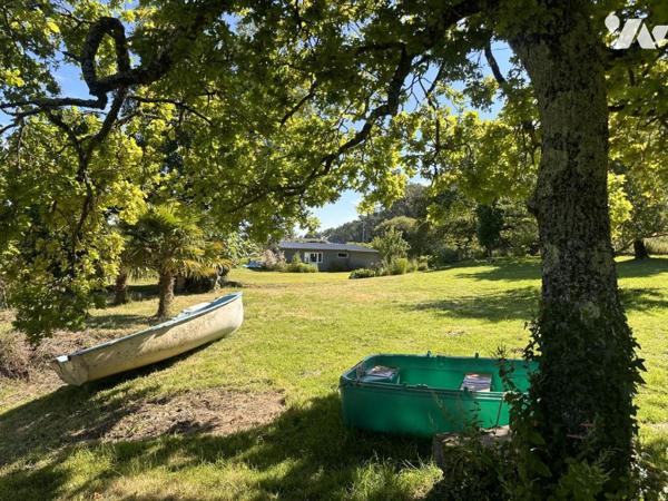 BADEN, face au Golfe, Maison  en très bon état sur parc d'un hectare bordant étang 