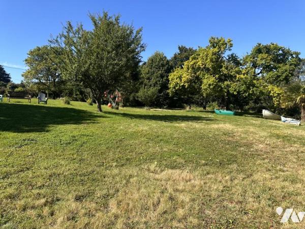 BADEN, face au Golfe, Maison  en très bon état sur parc d'un hectare bordant étang 