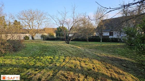 A 10 mn de LOCHES Très belle propriété située près de Loches, entourée d'un cadre idyllique, avec son parc magnifique et sa mare naturelle.