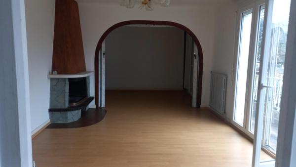 A 10 mn de LOCHES Très belle propriété située près de Loches, entourée d'un cadre idyllique, avec son parc magnifique et sa mare naturelle.