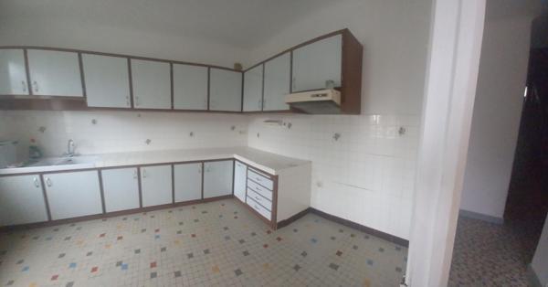 A 10 mn de LOCHES Très belle propriété située près de Loches, entourée d'un cadre idyllique, avec son parc magnifique et sa mare naturelle.