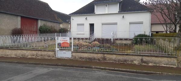 A 10 mn de LOCHES Très belle propriété située près de Loches, entourée d'un cadre idyllique, avec son parc magnifique et sa mare naturelle.