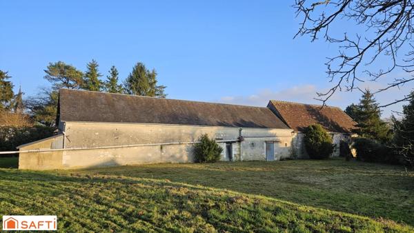A 10 mn de LOCHES Très belle propriété située près de Loches, entourée d'un cadre idyllique, avec son parc magnifique et sa mare naturelle.