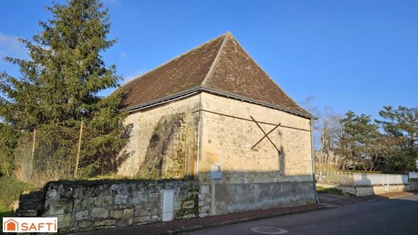 A 10 mn de LOCHES Très belle propriété située près de Loches, entourée d'un cadre idyllique, avec son parc magnifique et sa mare naturelle.