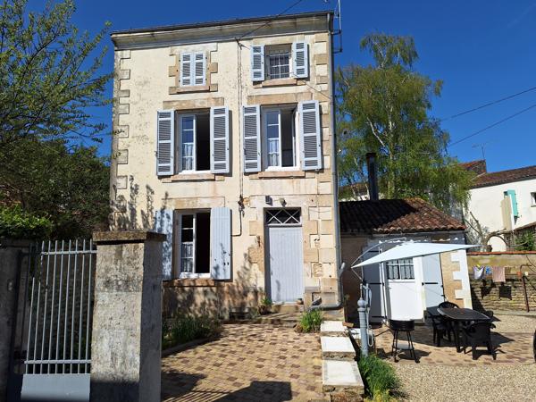 A LOUER ! Charmante maison 3 pièces de 80 m² avec jardin