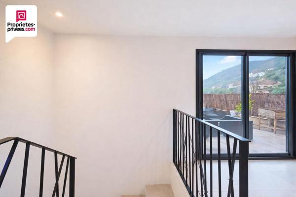 TRES BEL Appartement 3 pièces 65 m2 au 1er et dernier étage avec grande terrasse