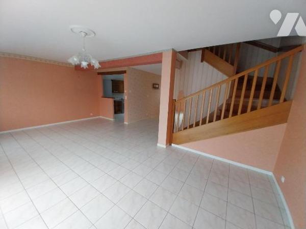 VITRE. Quartier Fleurais, charmante maison de type 5 de 105 m2 Hab. avec jardin de 278 m2 compo...