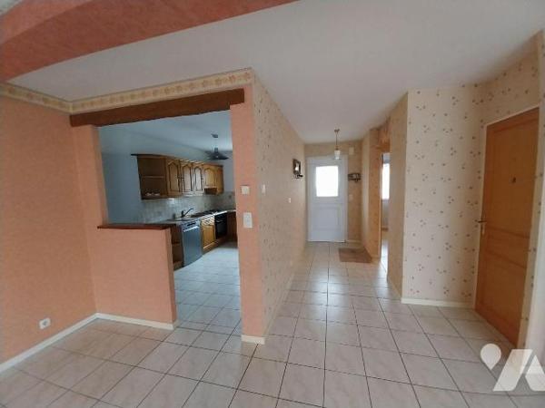 VITRE. Quartier Fleurais, charmante maison de type 5 de 105 m2 Hab. avec jardin de 278 m2 compo...