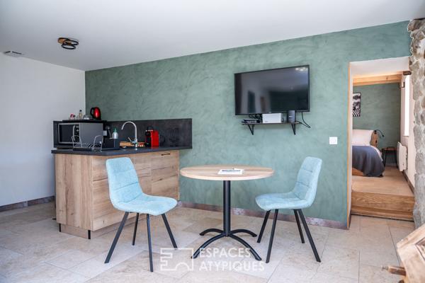 En Haute Ardèche, l’accueil serein, d’une propriété de caractère.